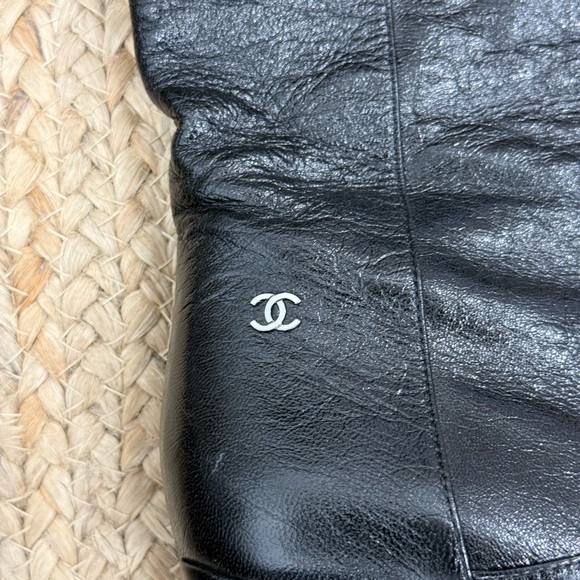 Chanel black boots, a shearling trim, a covered cone heel, and a silver CC logo - Picture 2 of 11